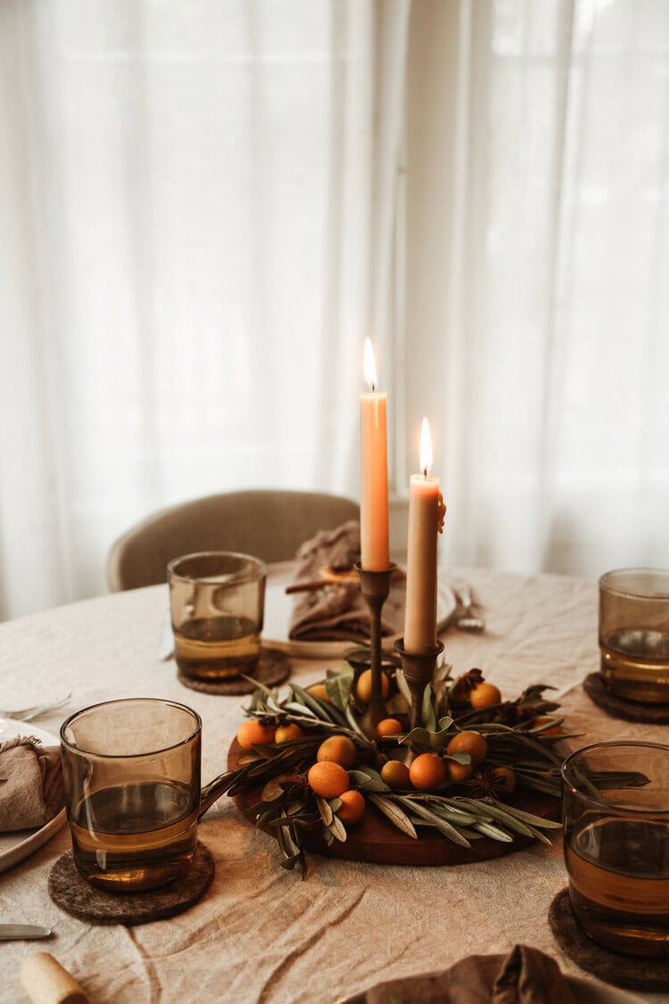 Example of minimalist fall decor ideas featuring a fall-themed tablescapade