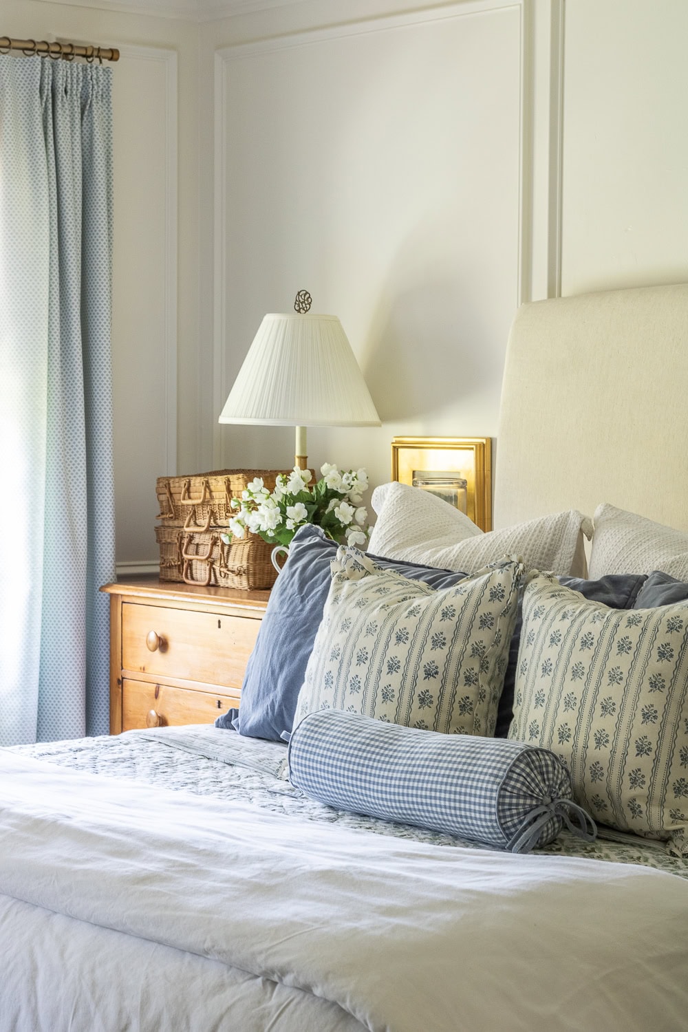 Example of throw pillow combo in traditional-inspired bedroom