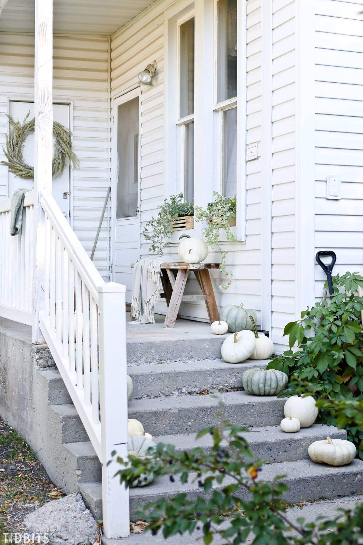 Example of fall porch decorations featuring in a modern farmhouse style