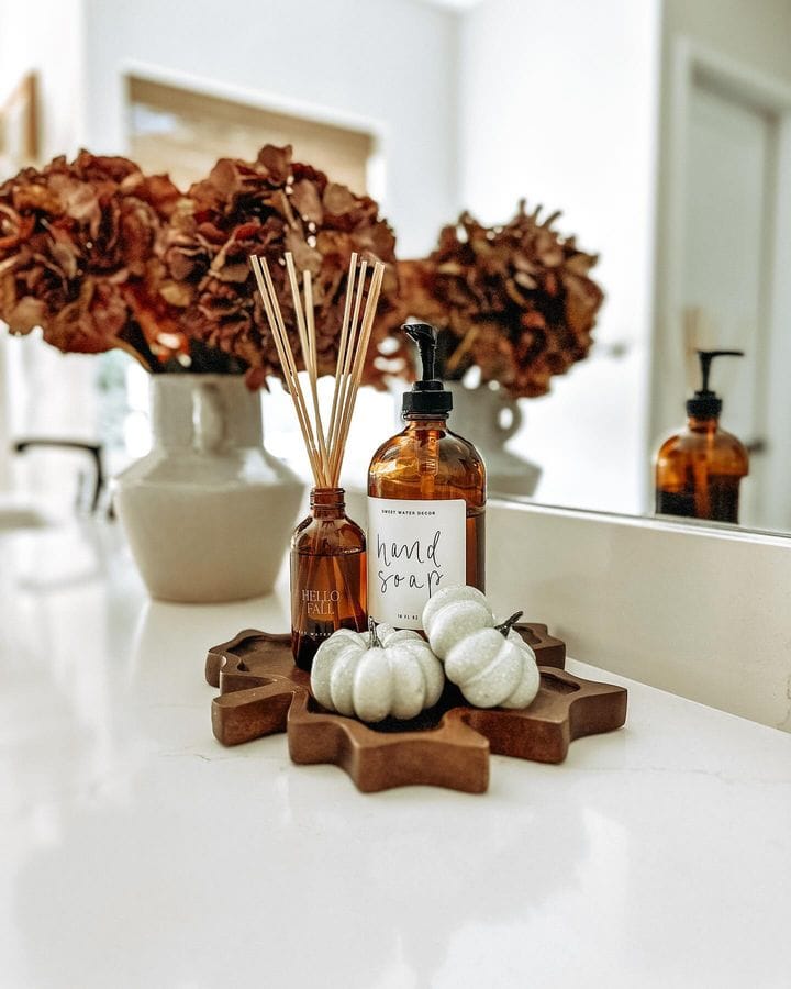 Example of minimalist fall decor ideas featuring a bathroom fall decor