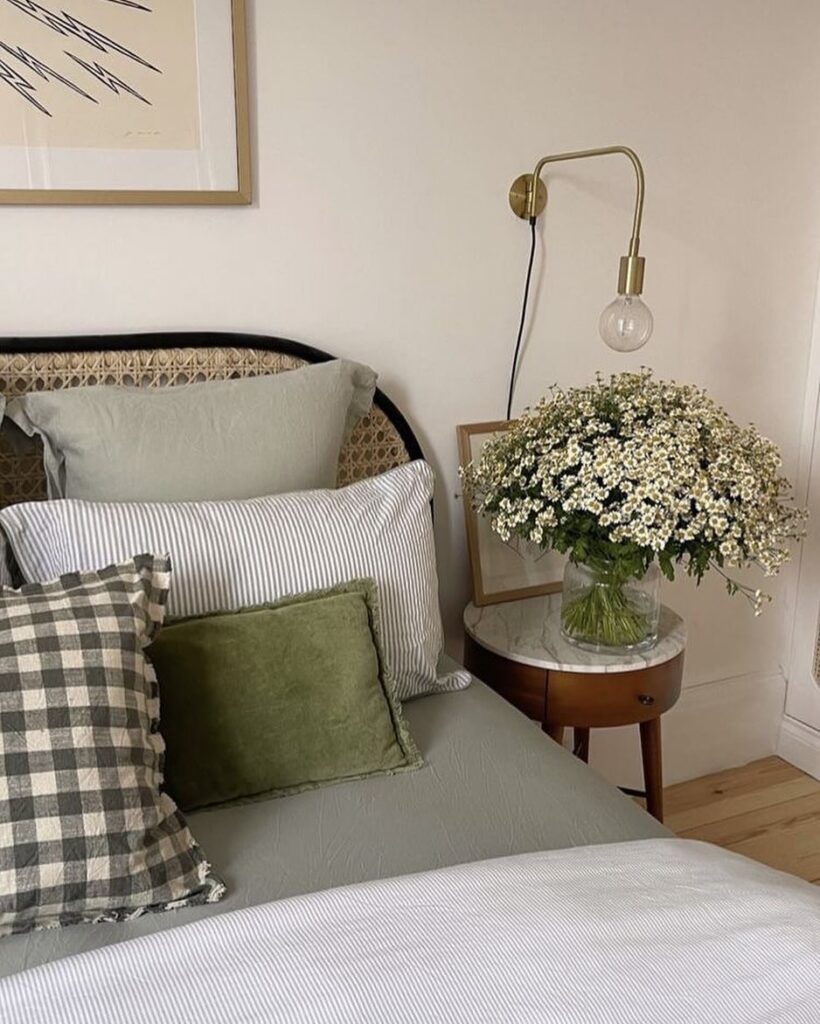 The Best Throw Pillow Combos For a Cozy Bed - shabbyfufu.com