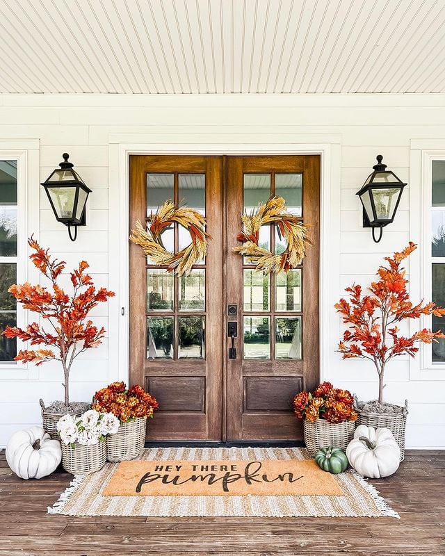 Example of fall porch decorations featuring in a modern farmhouse style