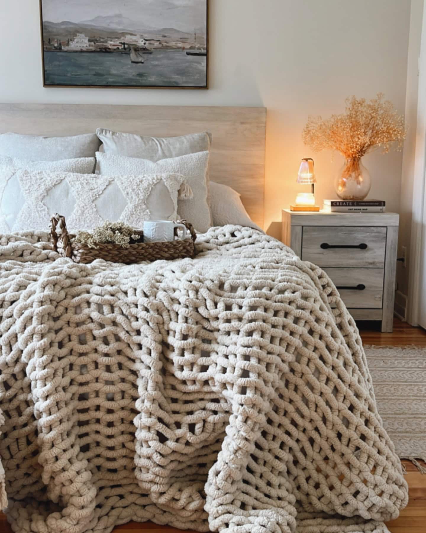 Example of minimalist fall decor ideas featuring a bedrom with cozy decor