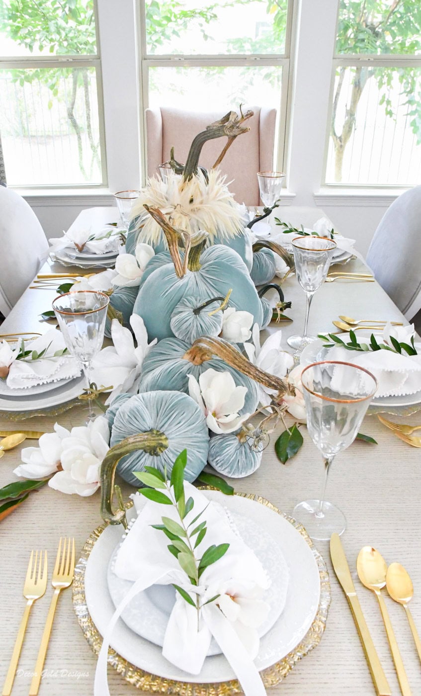 Example of traditional coastal Thanksgiving Tablescape Ideas to Wow Your Guests