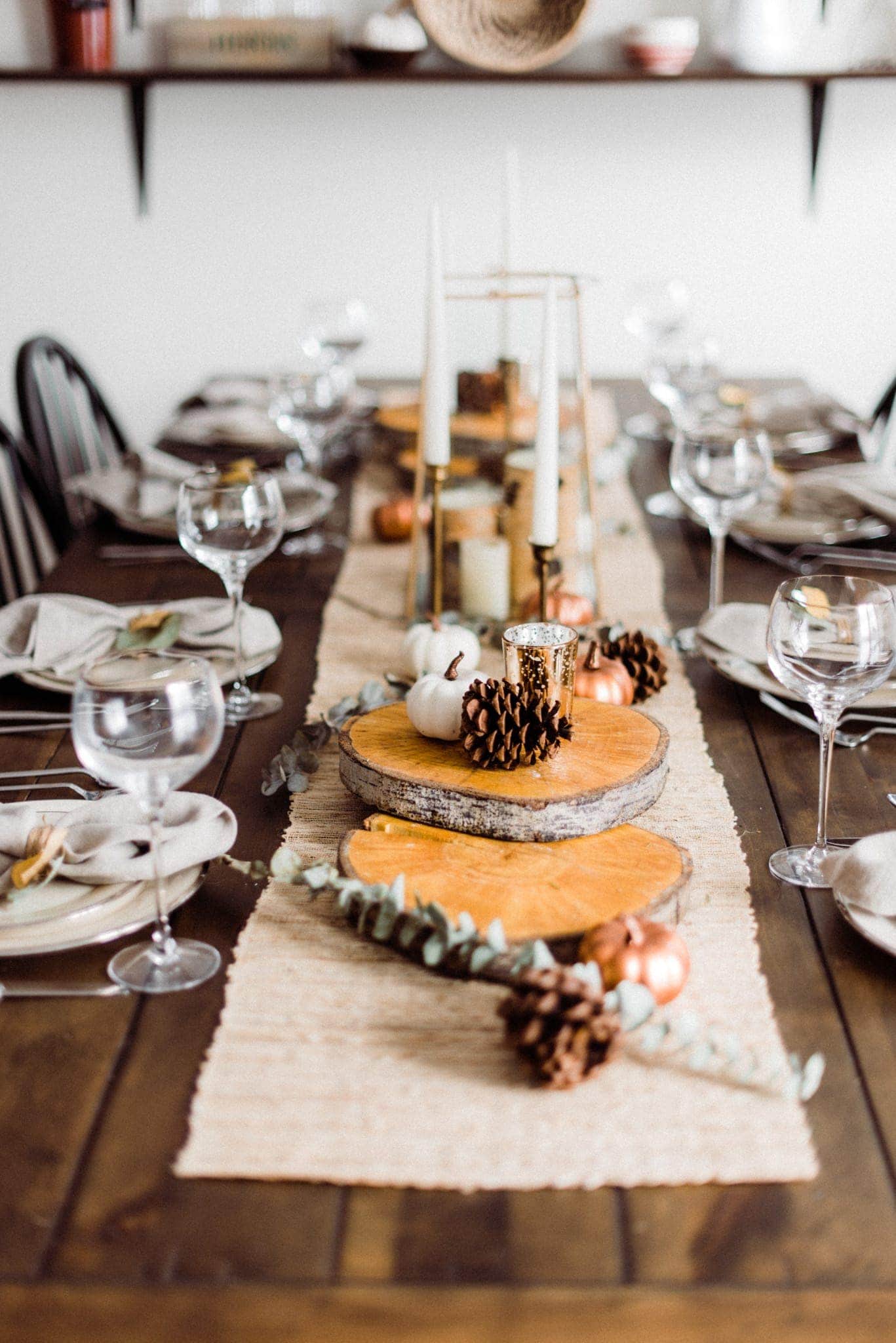Example of rustic chic Thanksgiving Tablescape Ideas to Wow Your Guests