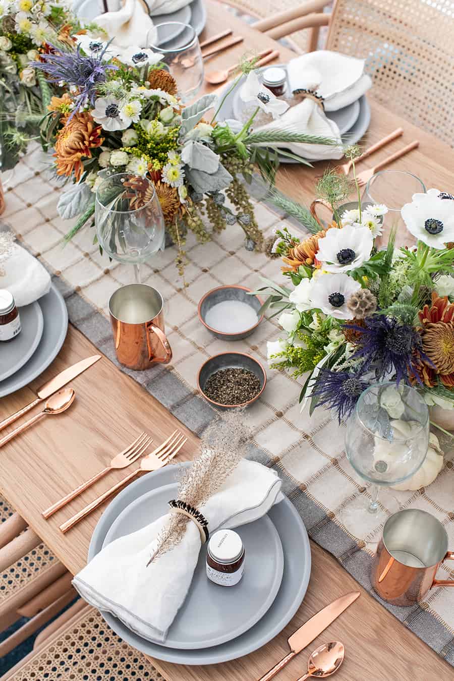 Example of traditional coastal Thanksgiving Tablescape Ideas to Wow Your Guests