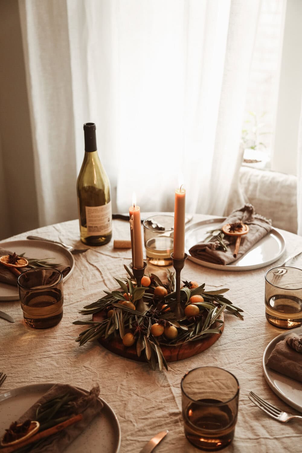 Example of cozy natural Thanksgiving Tablescape Ideas to Wow Your Guests
