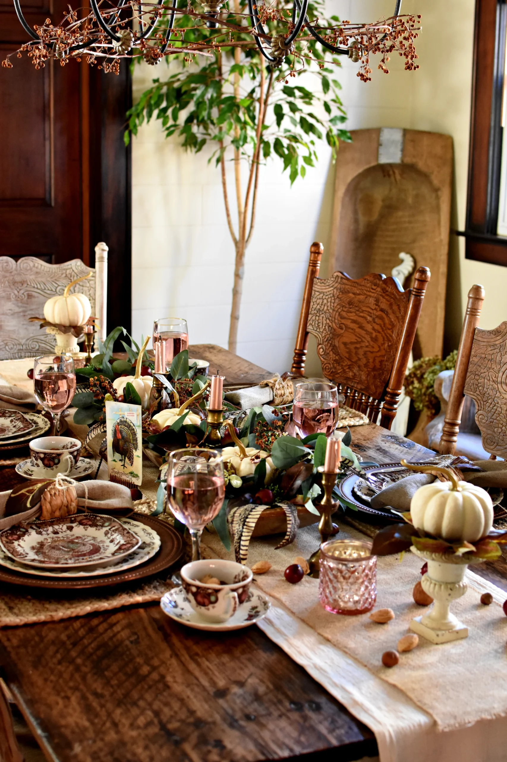 Example of vintage Thanksgiving Tablescape Ideas to Wow Your Guests