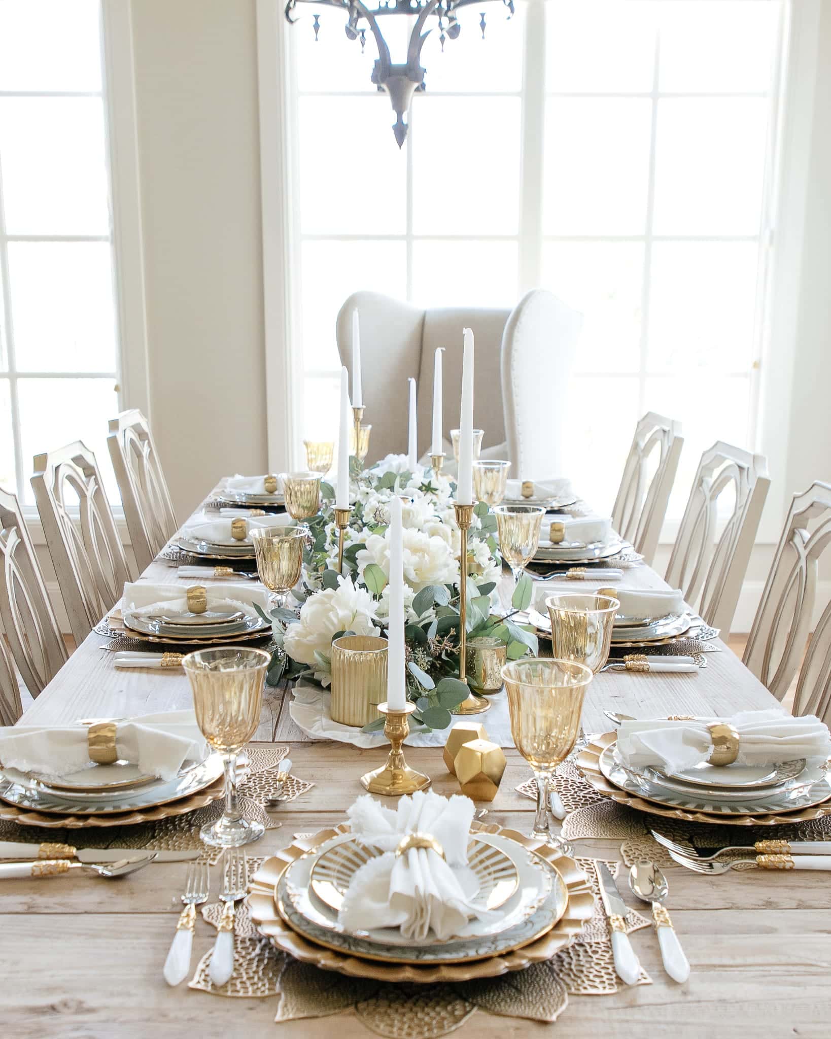 Example of airy coastal Thanksgiving Tablescape Ideas to Wow Your Guests