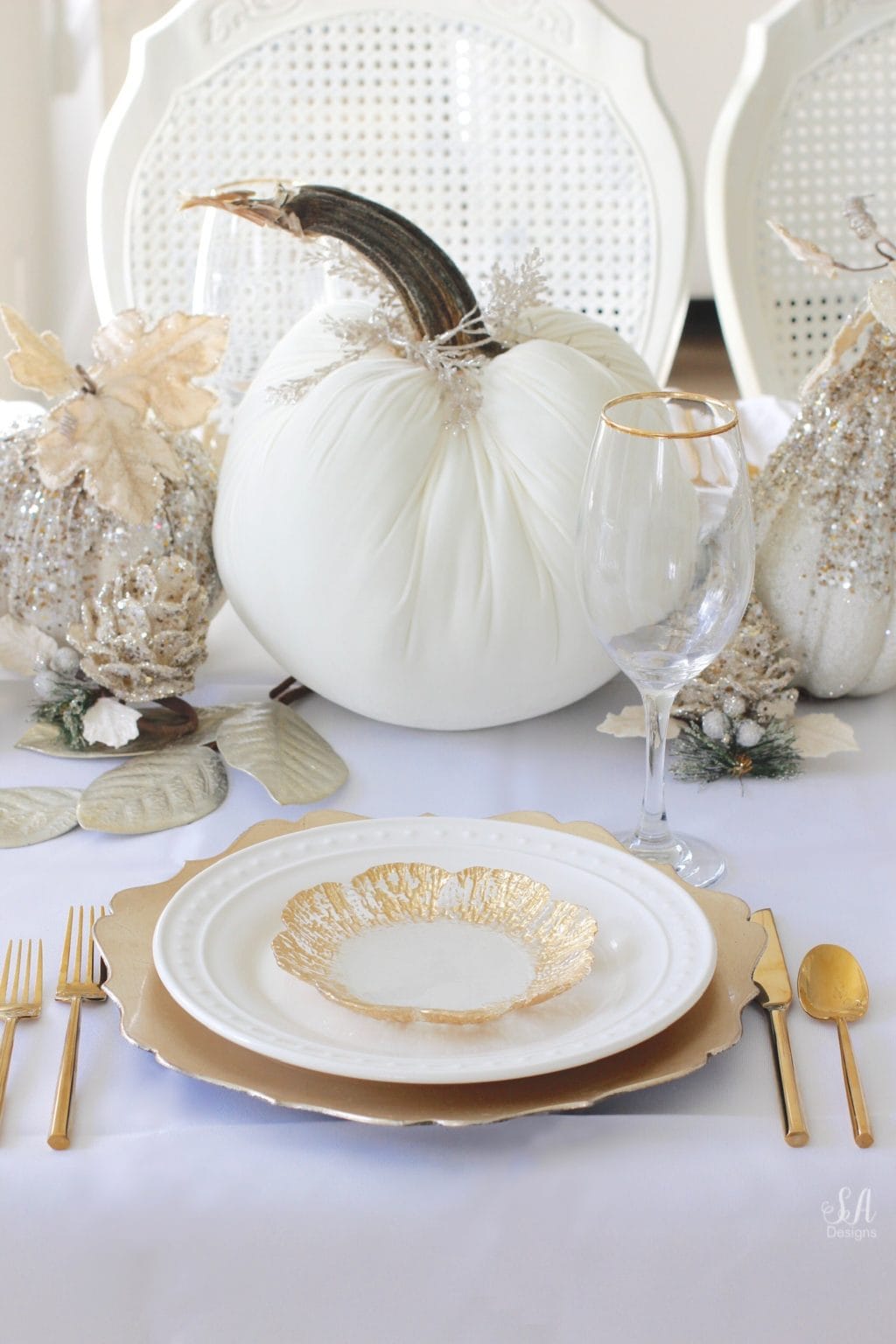 Example of chic Thanksgiving Tablescape Ideas to Wow Your Guests