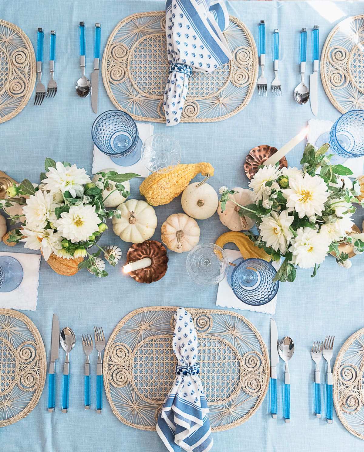 Example of airy coastal Thanksgiving Tablescape Ideas to Wow Your Guests