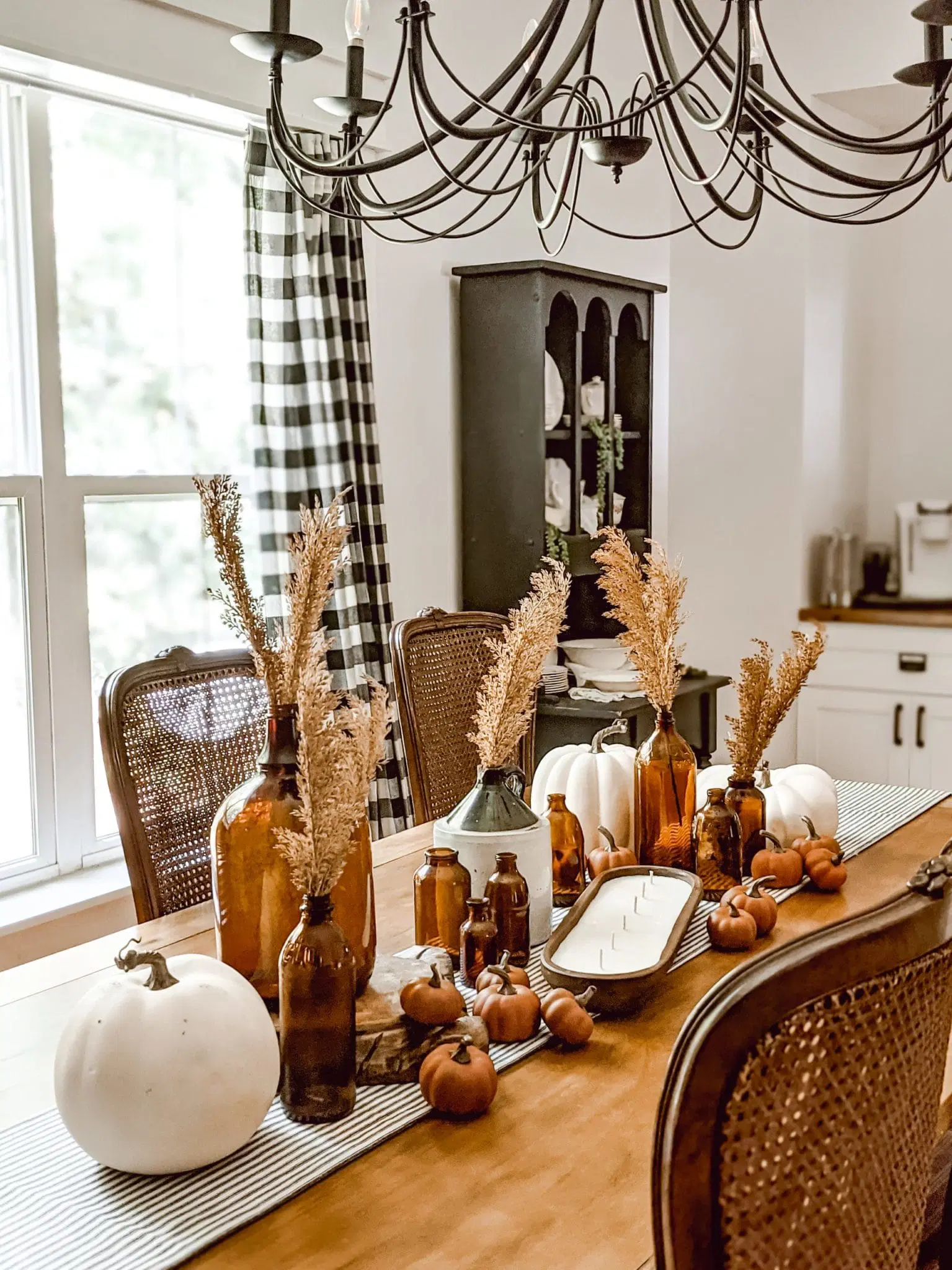 Example of rustic chic Thanksgiving Tablescape Ideas to Wow Your Guests