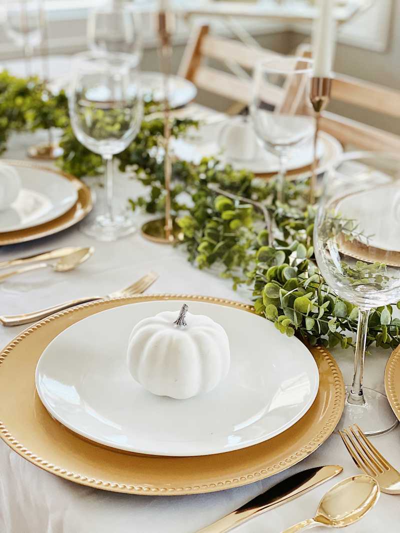 Example of chic Thanksgiving Tablescape Ideas to Wow Your Guests