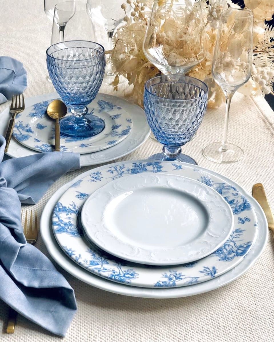 Example of traditional coastal Thanksgiving Tablescape Ideas to Wow Your Guests