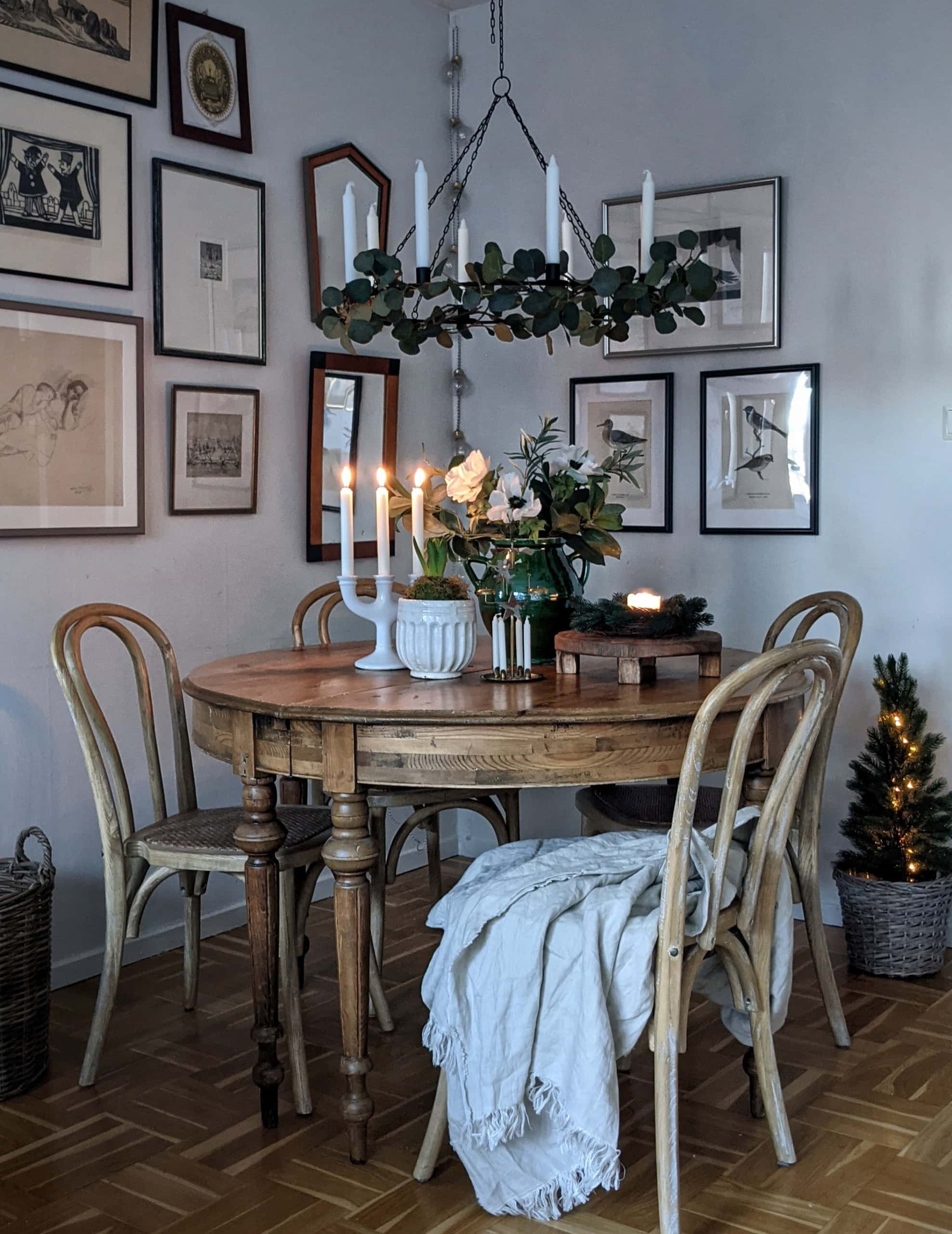 Charming apartment Christmas decorations and tips, example of dining room with holiday decor
