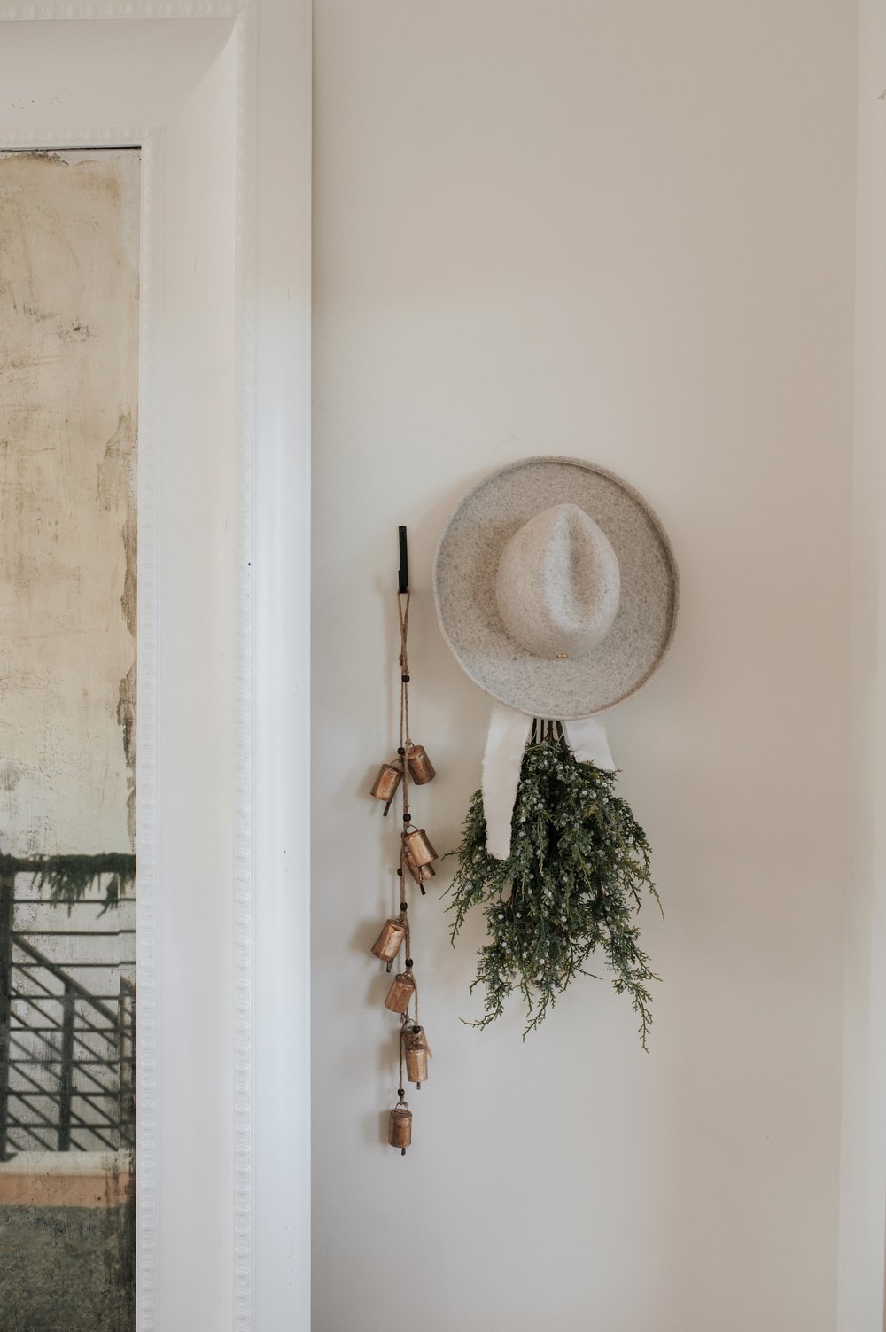 Charming apartment Christmas decorations and tips, example of entryway with holiday decor