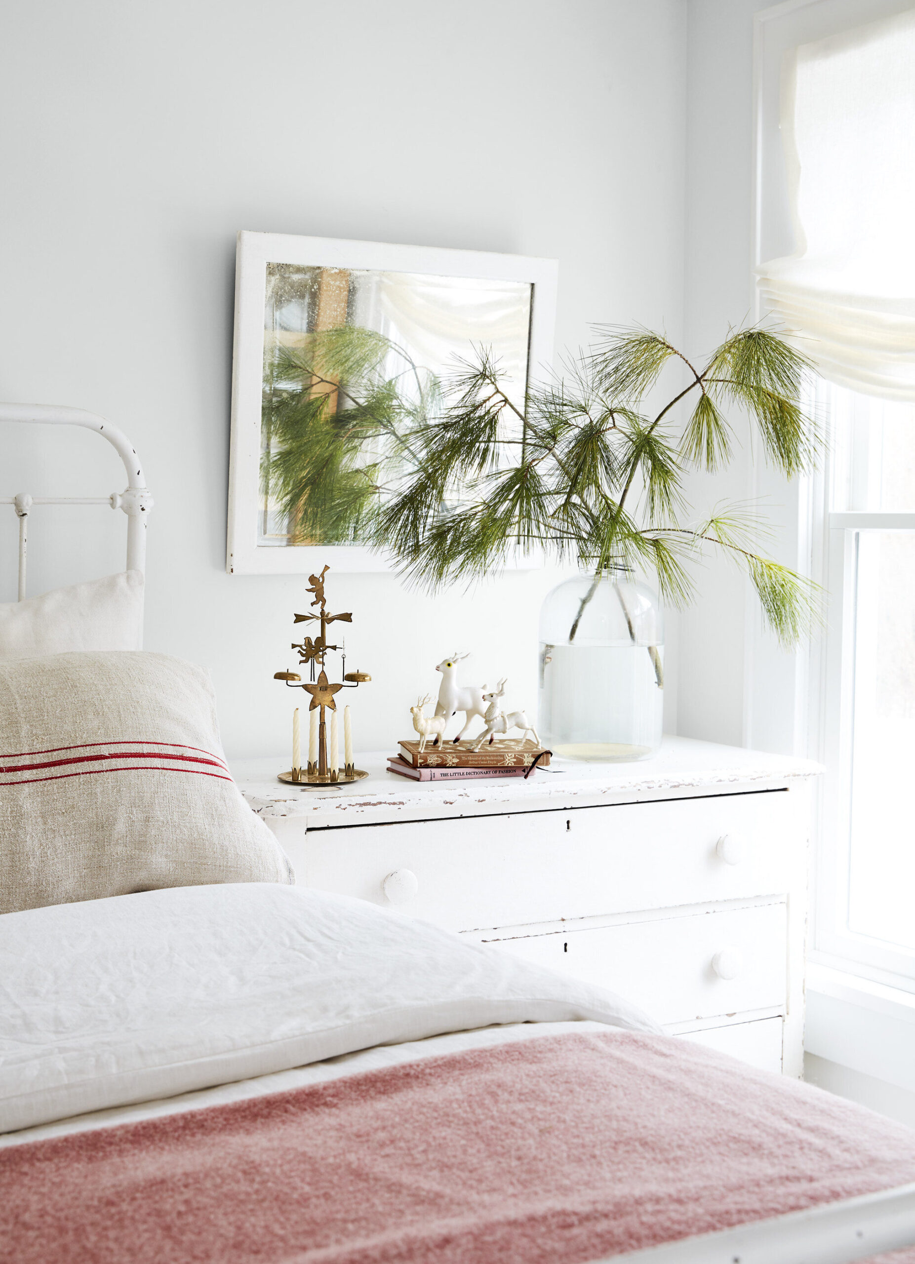 Charming apartment Christmas decorations and tips, example of bedroom with holiday decor