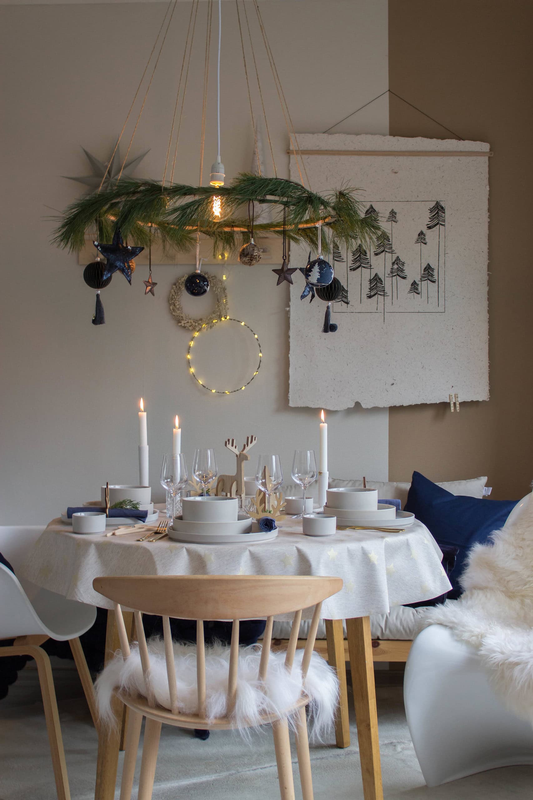 Charming apartment Christmas decorations and tips, example of dining room with holiday decor