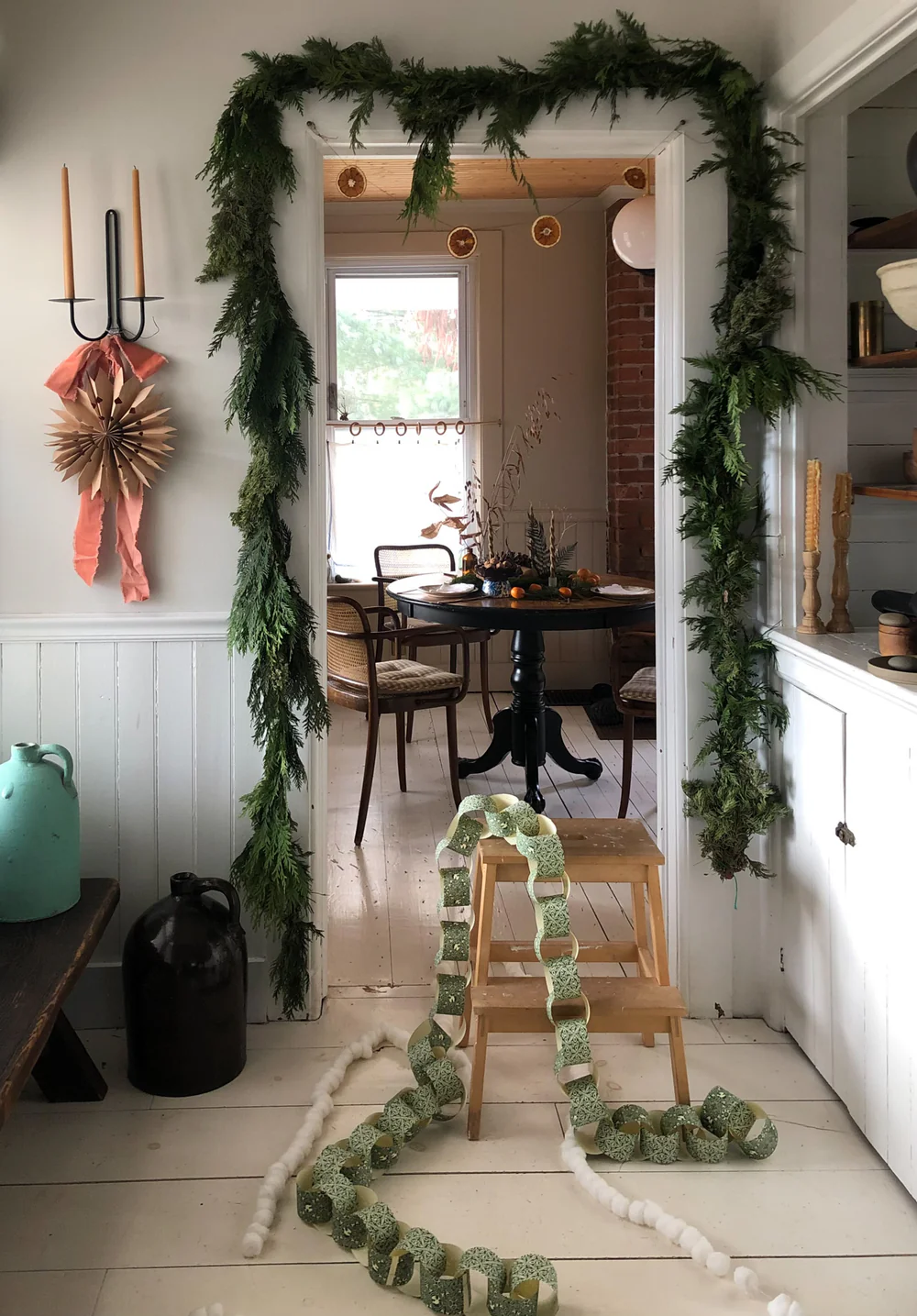 Charming apartment Christmas decorations and tips, example kitchen with holiday decor
