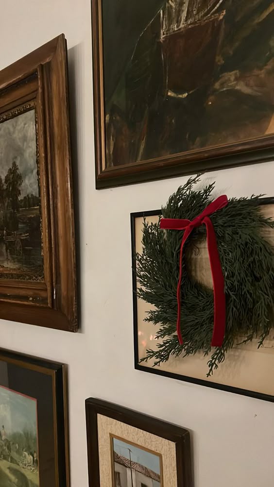 Charming apartment Christmas decorations and tips, example art gallery with holiday decor