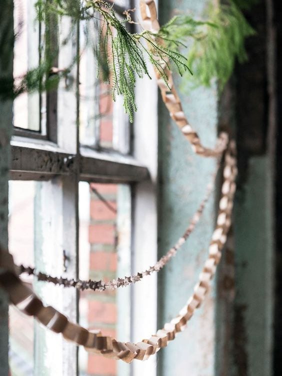 Charming apartment Christmas decorations and tips, example window holiday decor