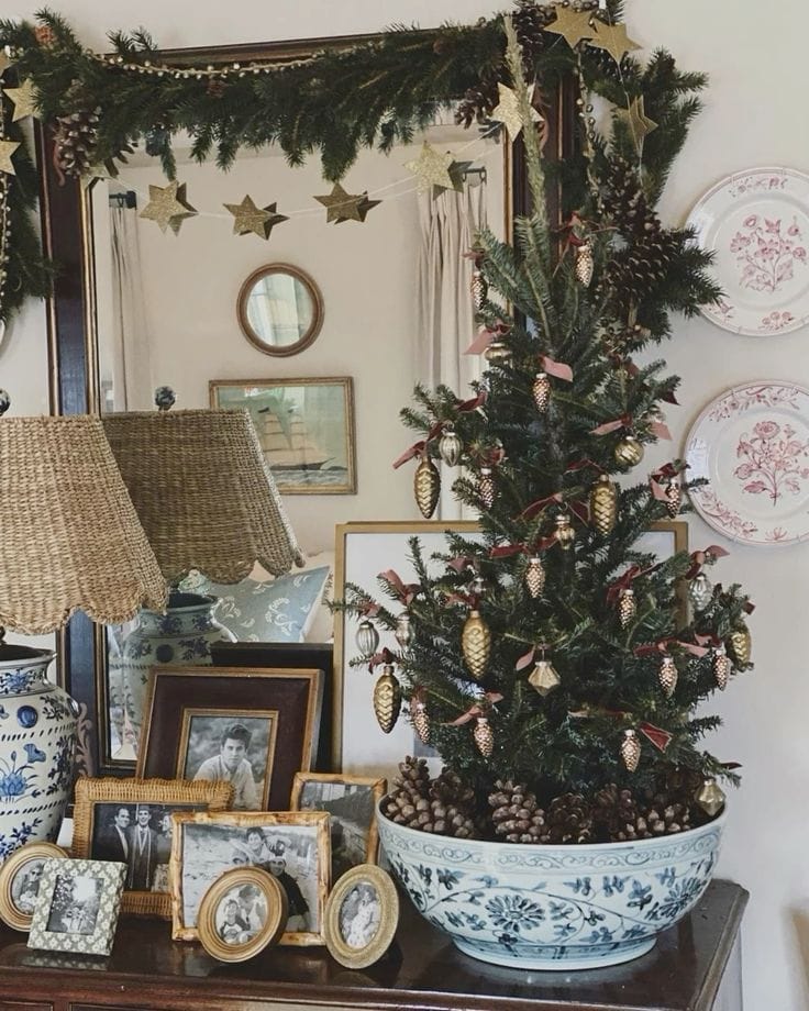 Charming apartment Christmas decorations and tips, example of chinoiserie vignette