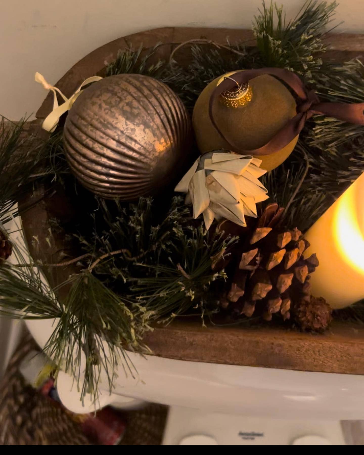 Ideas and tips for Christmas bathroom decor featuring a bathroom with farmhouse style, showcasing nature decorations.