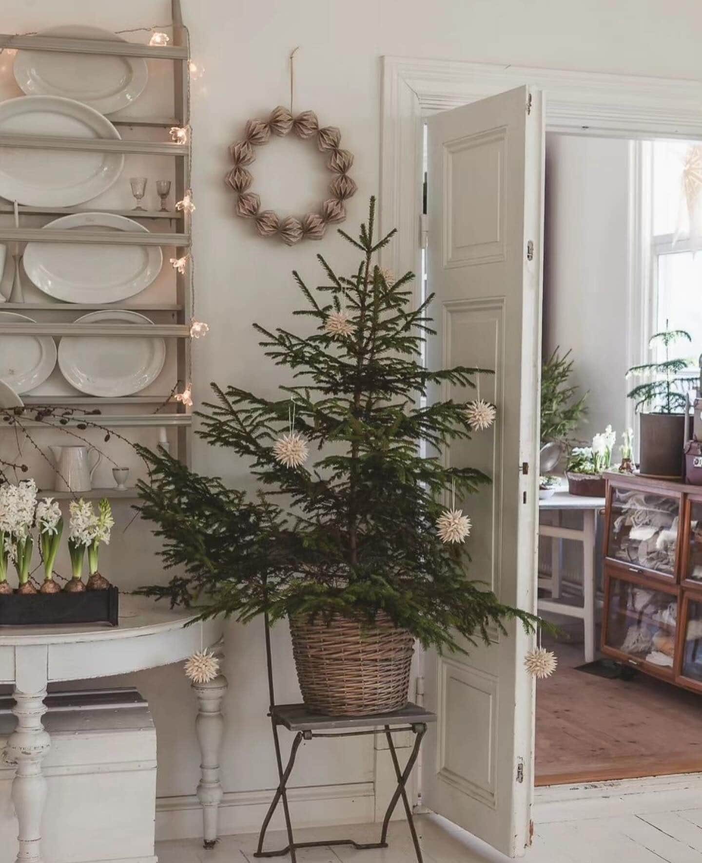 Example of cozy Christmas decor featuring a small decorated in farmhouse style.
