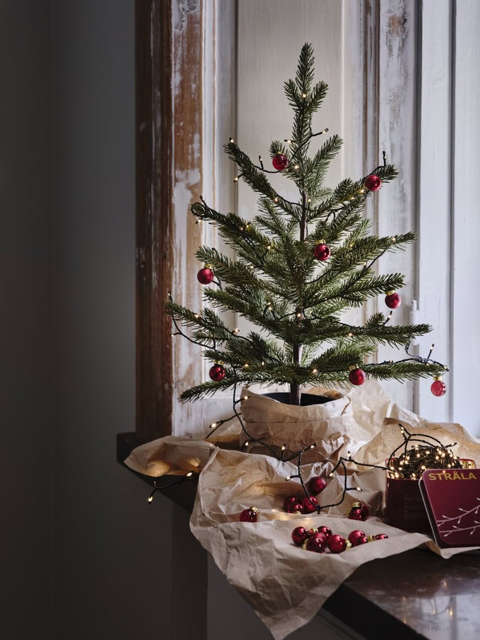 Example of cozy Christmas decor featuring a small decorated in farmhouse style.