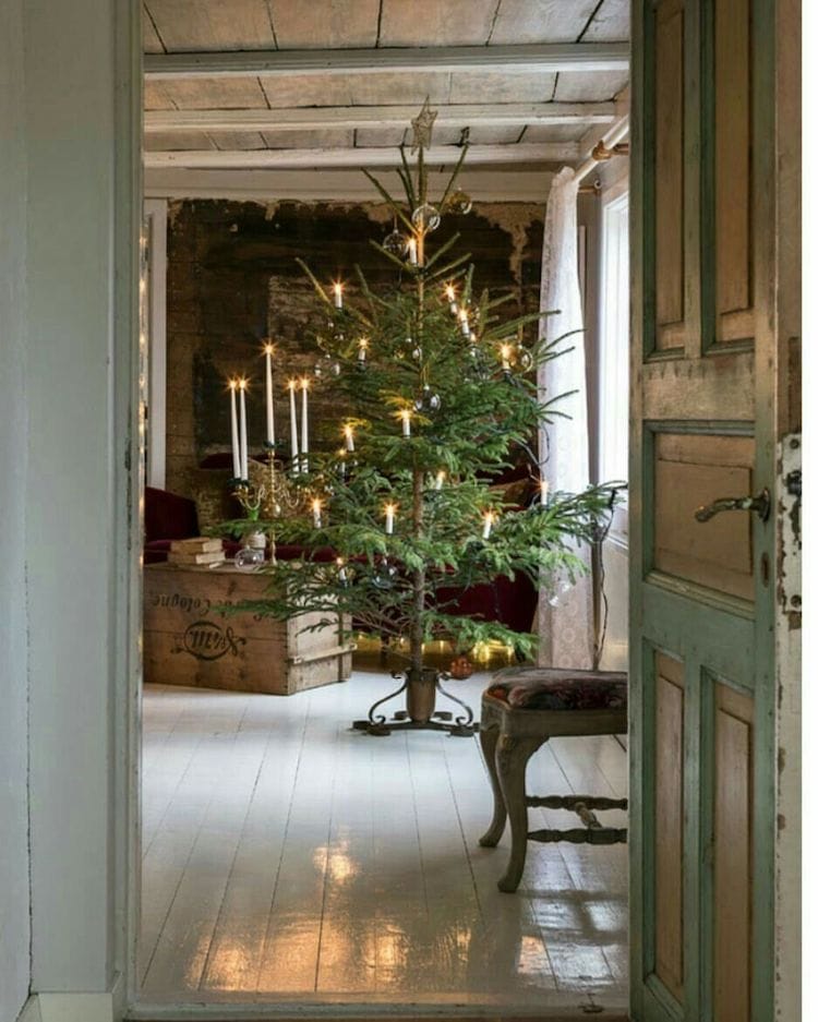 Example of cozy Christmas decor featuring living room decorated in traditional style.
