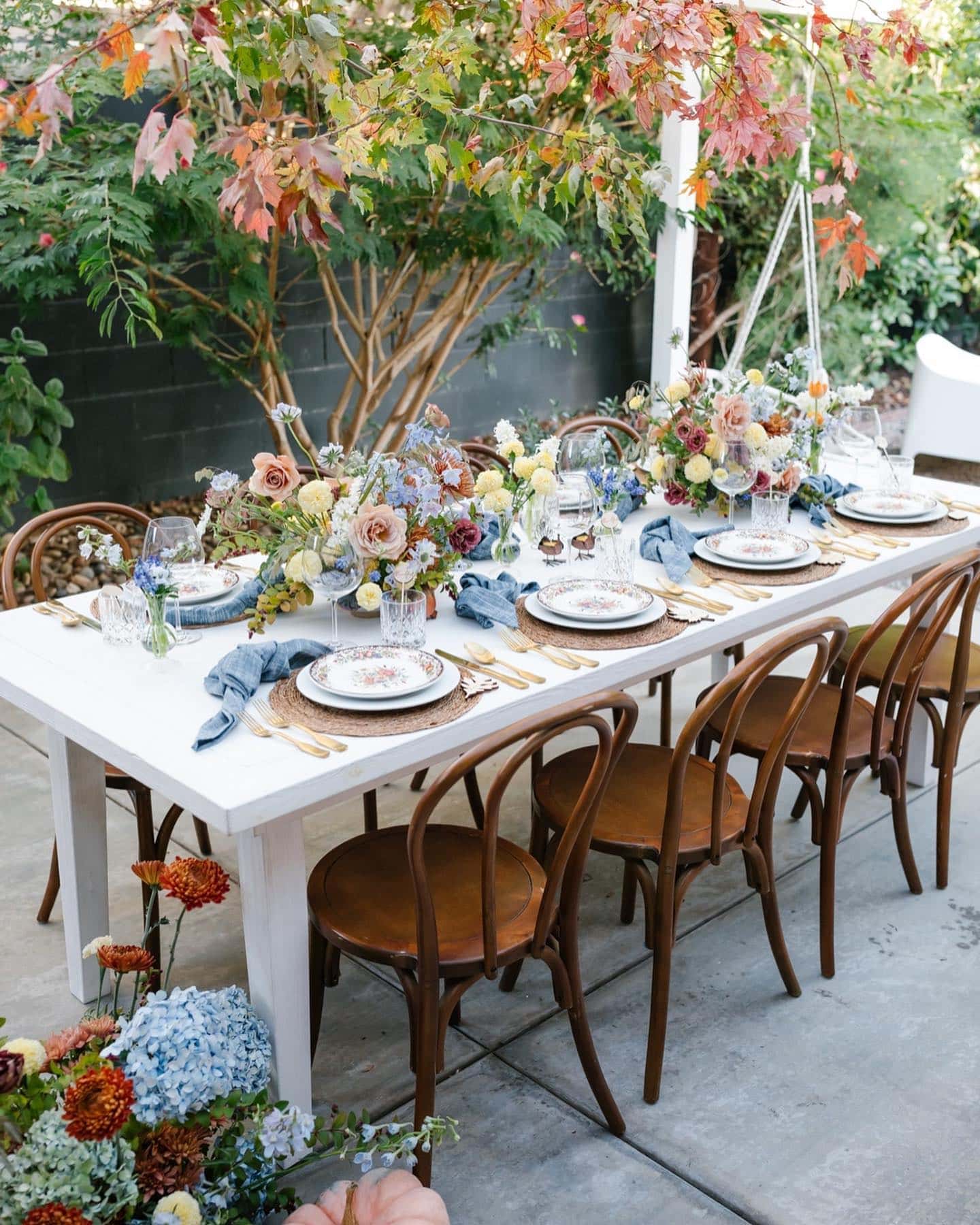 Friendsgiving Aesthetic inspiration idea featuring a cozy outdoor table setting