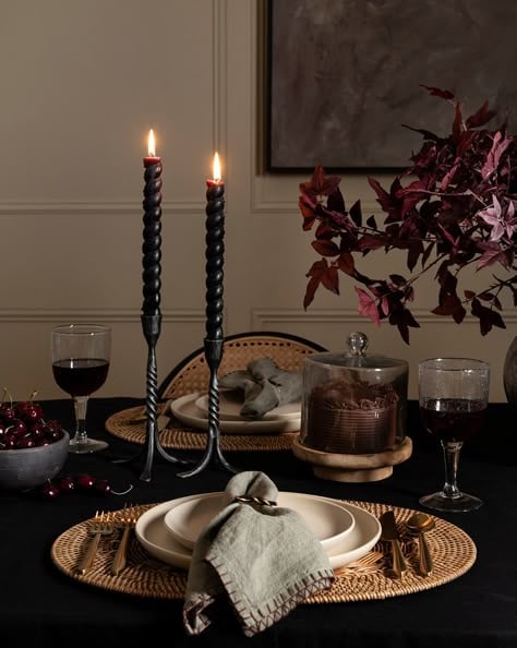 How to decorate for Thanksgiving example featuring tablesetting in moody hues