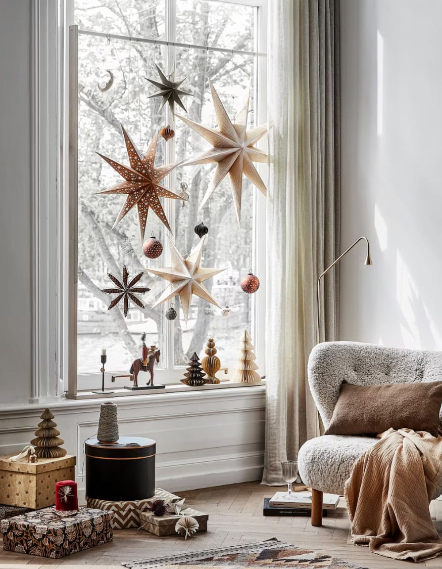 Kid-friendly Christmas decor ideas example featuring stars decorating windows