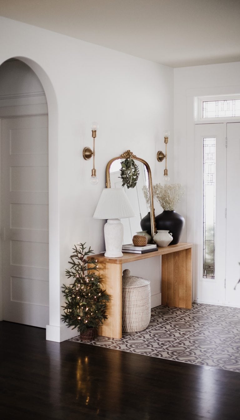 front door showcasing transition from Thanksgiving to Christmas decor featuring a contemporary style entryway