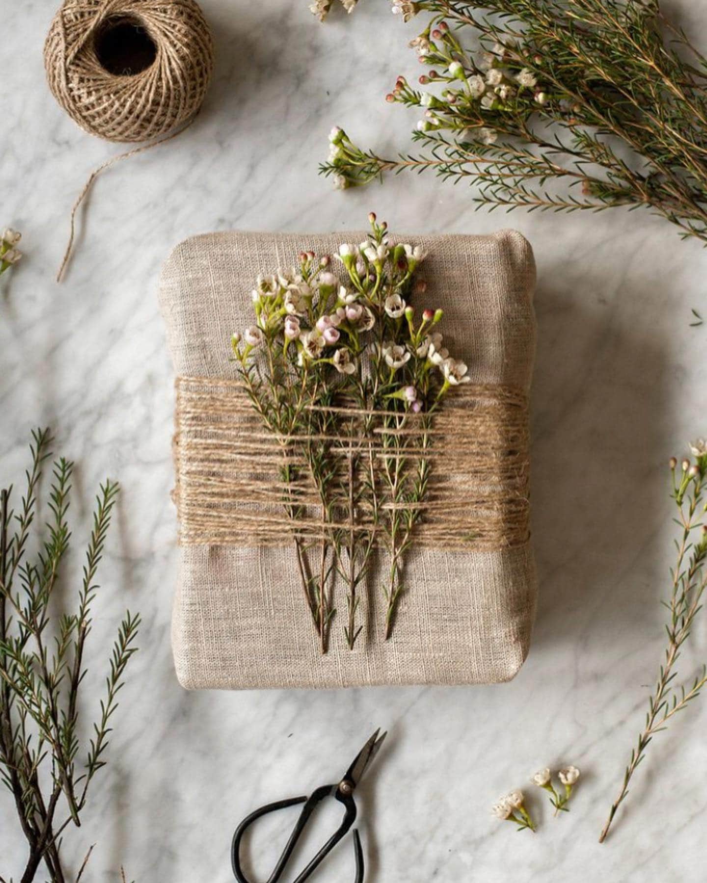 Example of the Gift Wrapping Aesthetic Trend featuring rustic cottage style