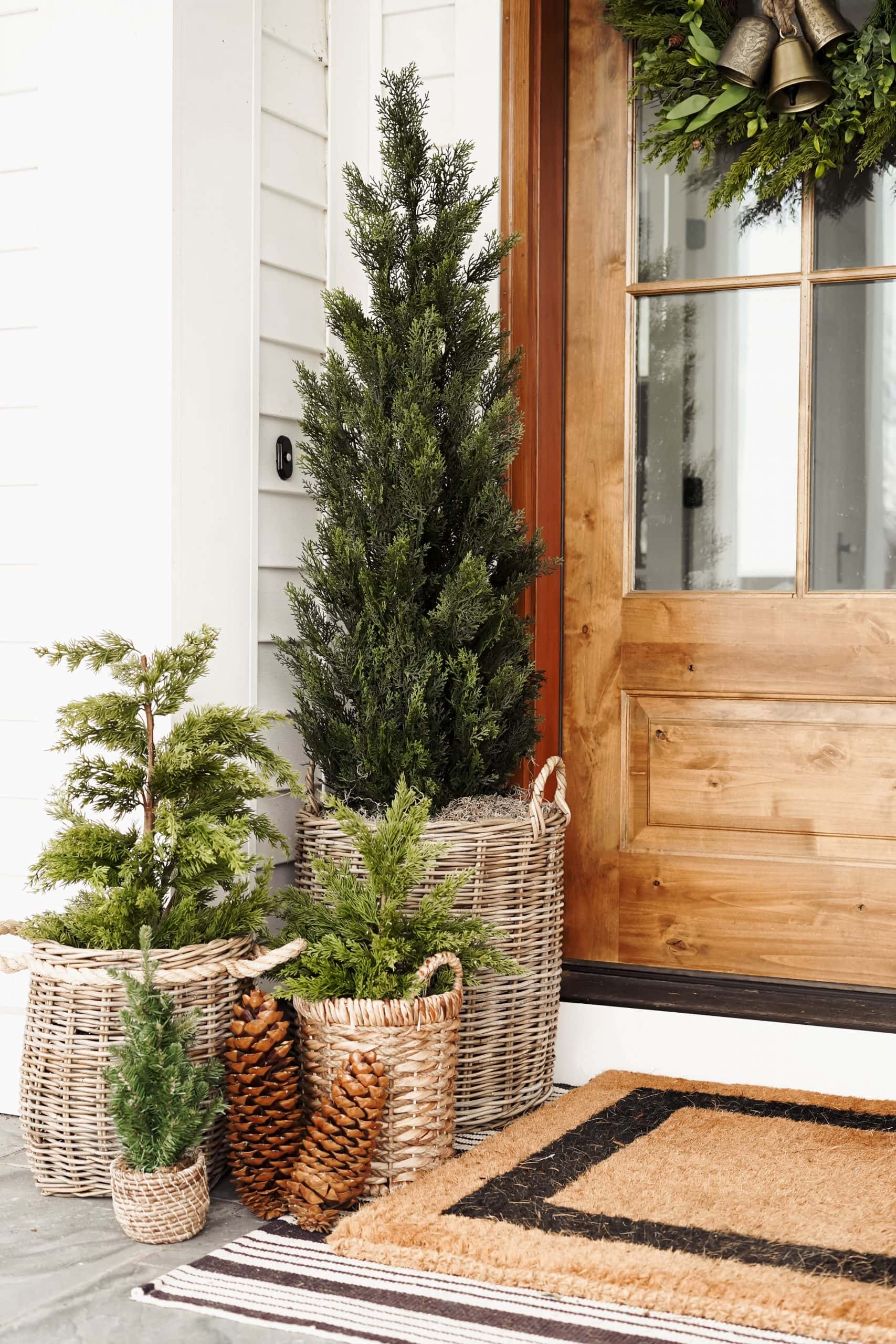 foyer showcasing transition from Thanksgiving to Christmas decor featuring a traditional style entryway