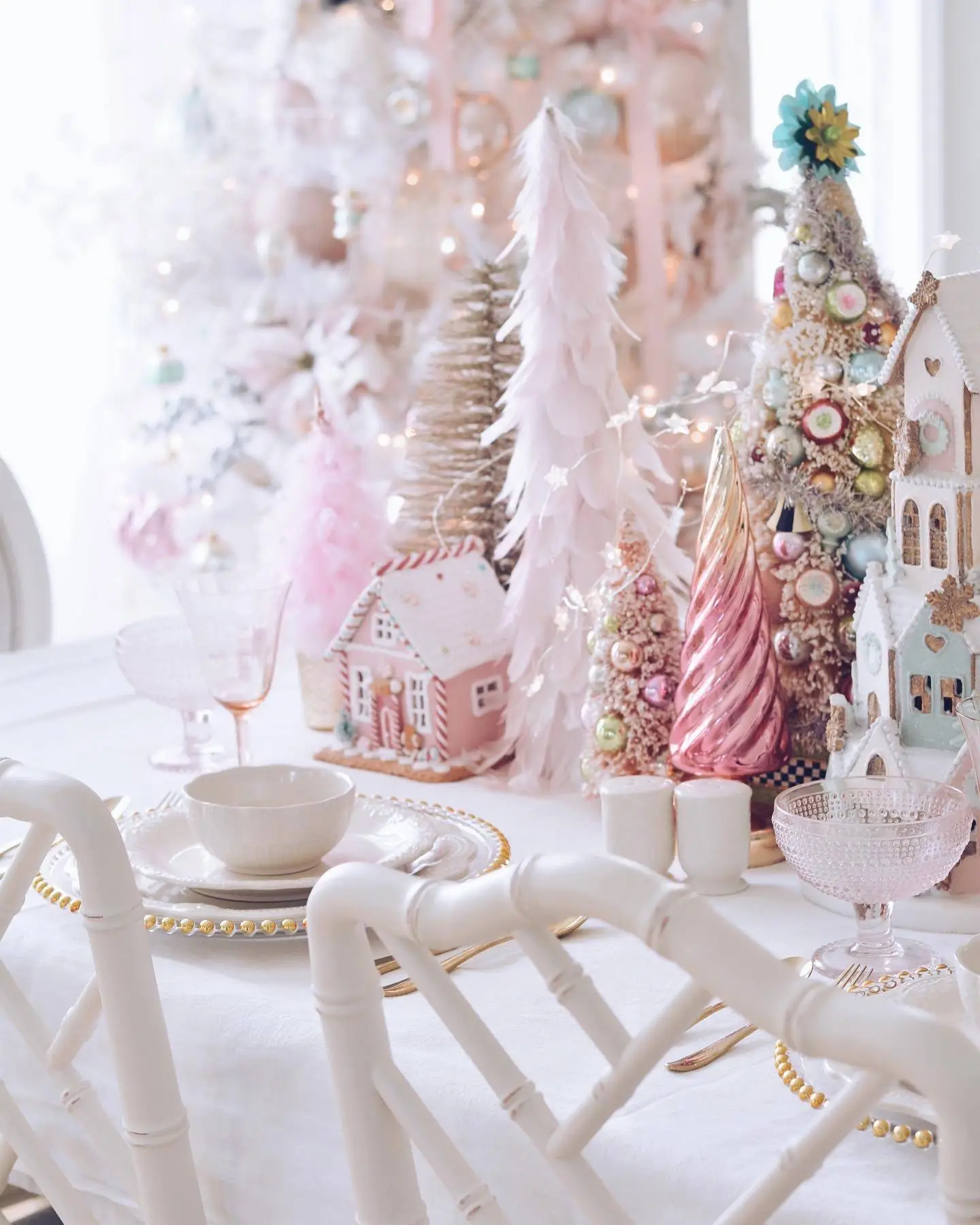 Pink Christmas Decorations inspiration, showcasing a small decorative holiday vintage in white and pale pink.