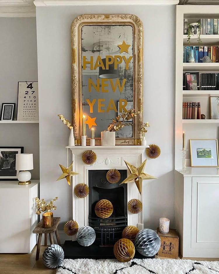 Example of living room showcasing New Year's decorations in traditional style along with other new years decorations tips and examples.