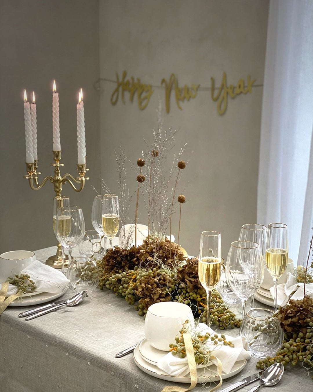 New Years center pieces idea featuring a earthy style greenery garland as a centerpiece