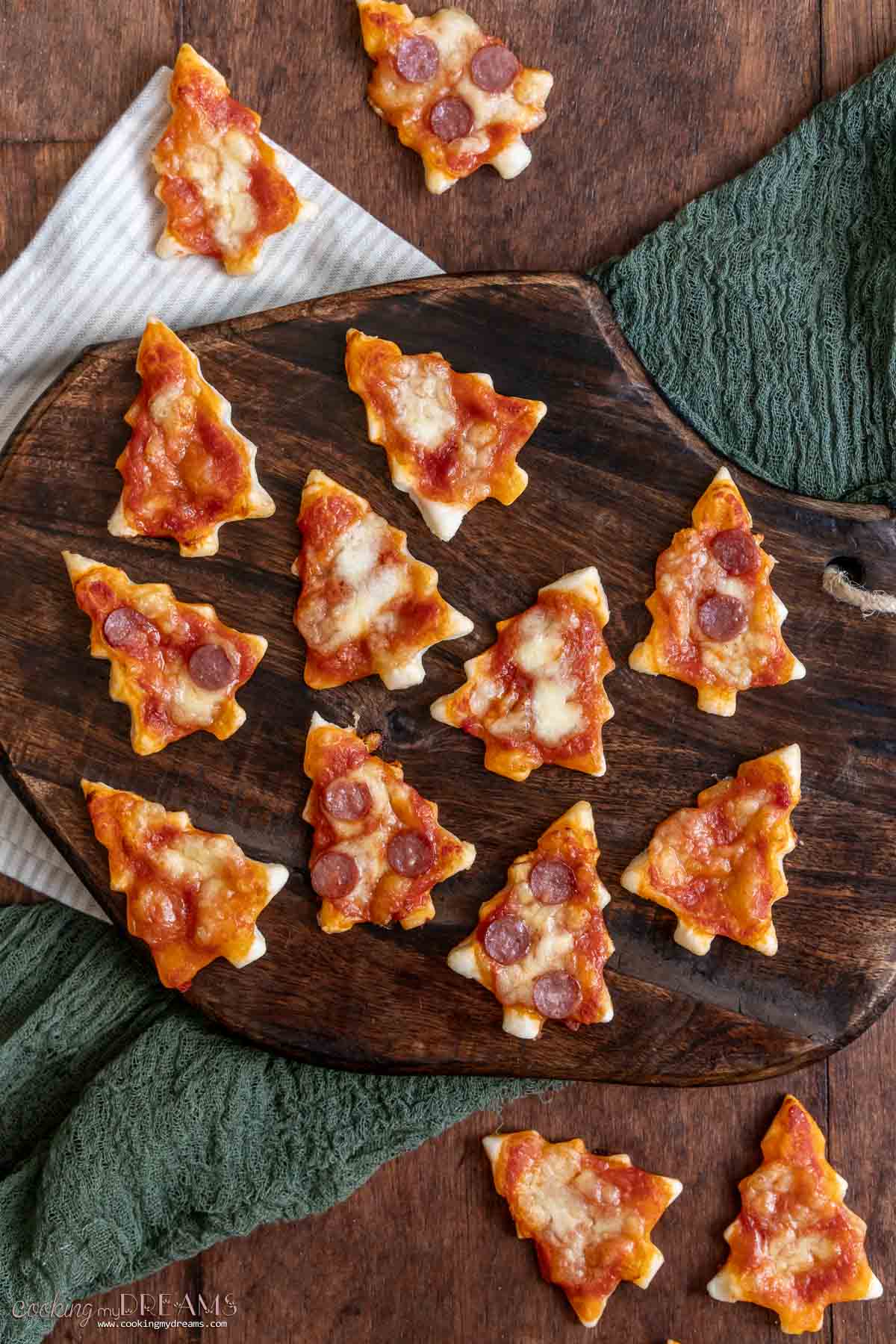 Kid-friendly Christmas party idea featuring mini pizzaz shaped like a Christmas tree