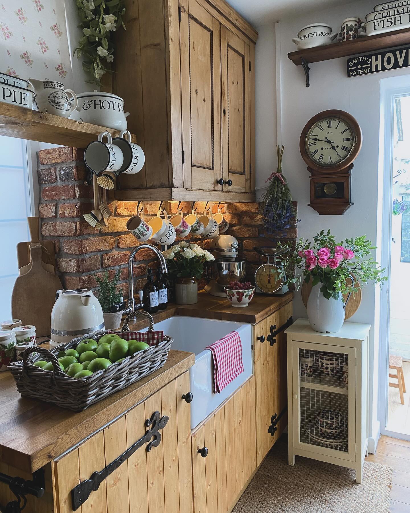 Cozy and Charming: Cottage Style Kitchen Decor Ideas - shabbyfufu.com, image size:1440x1800