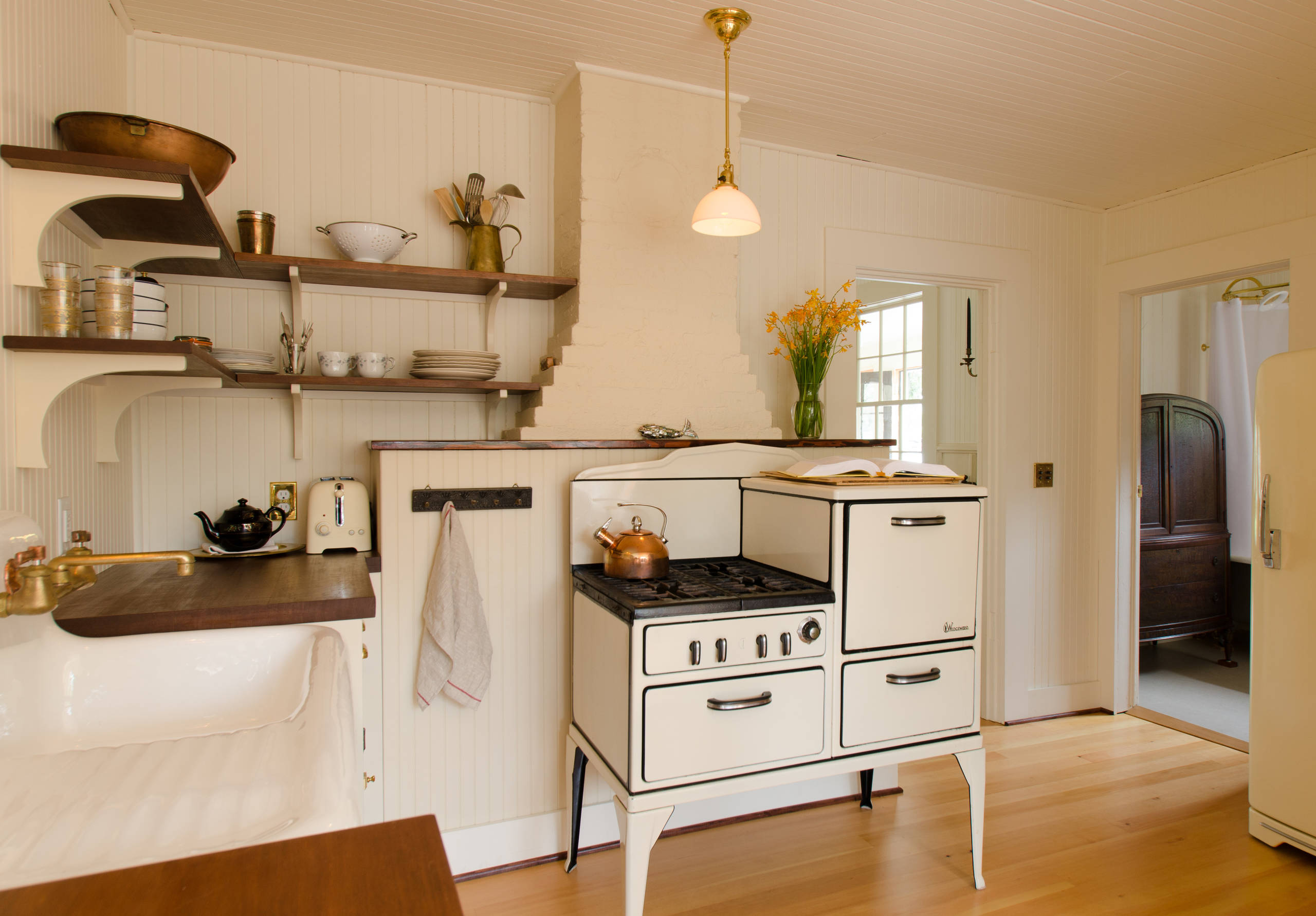 Real-life example of cottage style kitchen decor in ivory and cream warm color palette