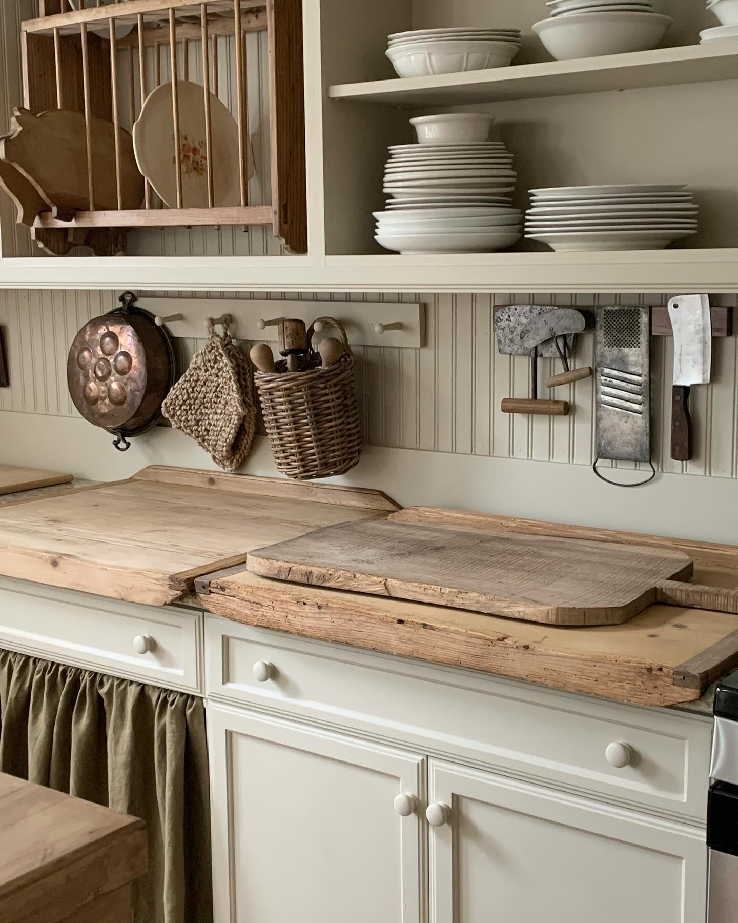Real-life example of cottage style kitchen decor in ivory and cream warm color palette