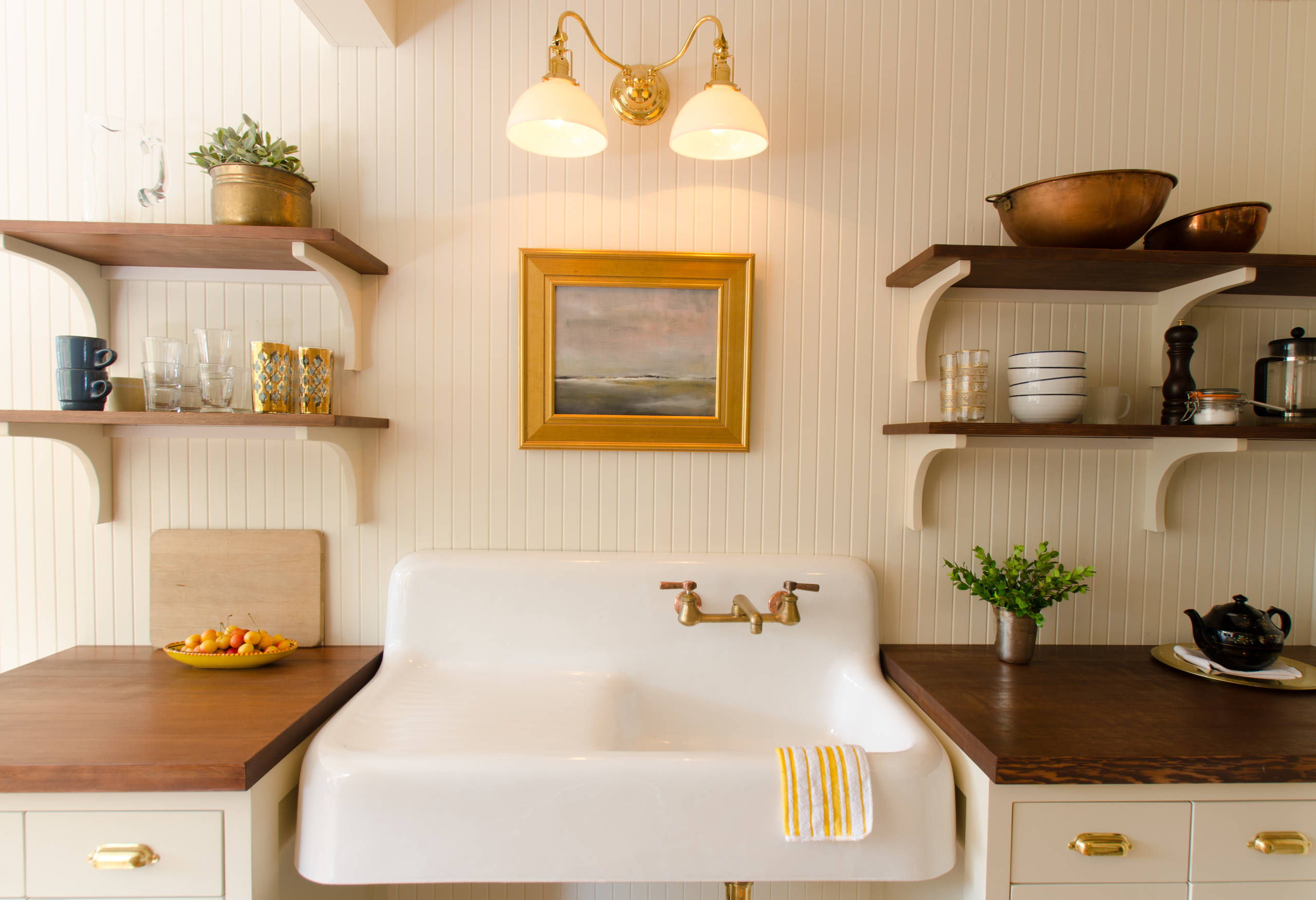 Real-life example of cottage style kitchen decor in ivory and cream warm color palette