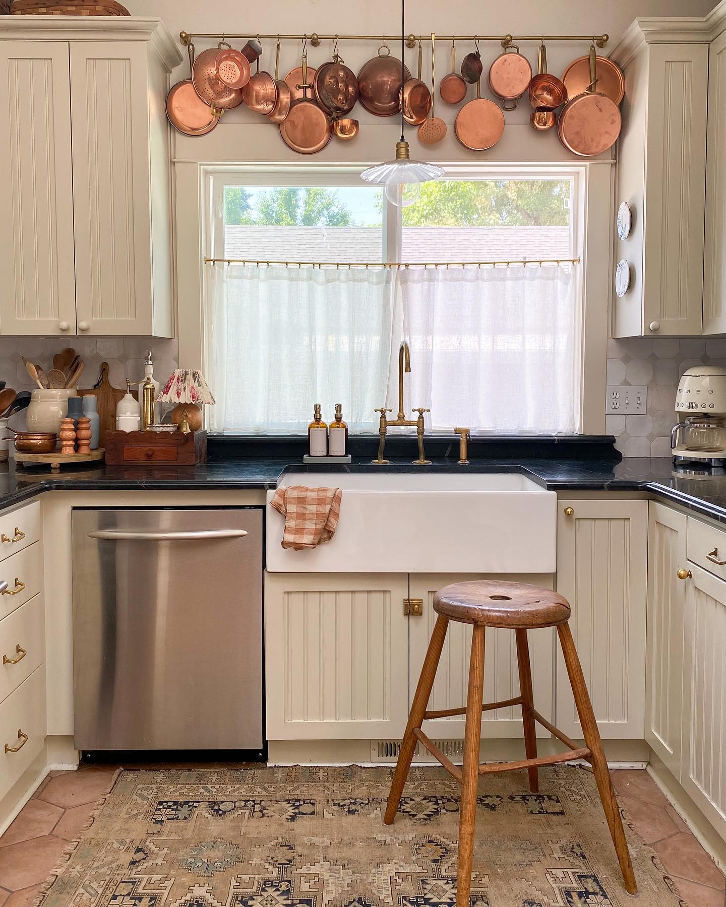 Real-life example of cottage style kitchen decor in ivory and cream warm color palette