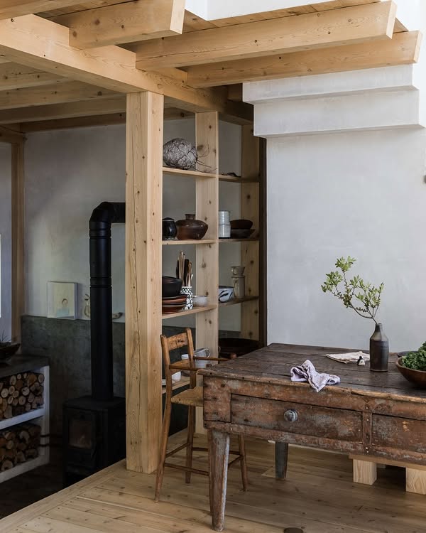 Real-life example of cottage style kitchen decor in ivory and cream warm color palette