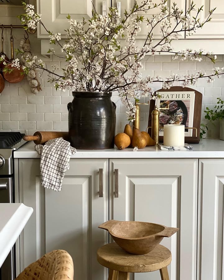 Real-life example of cottage style kitchen decor in ivory and cream warm color palette