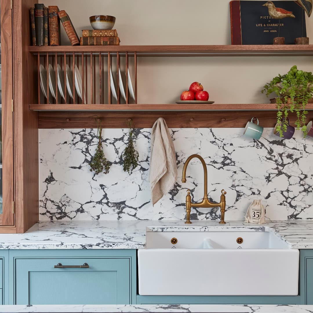 Example of modern kitchen decor trends featuring a kitchen in modern style with marble backsplash