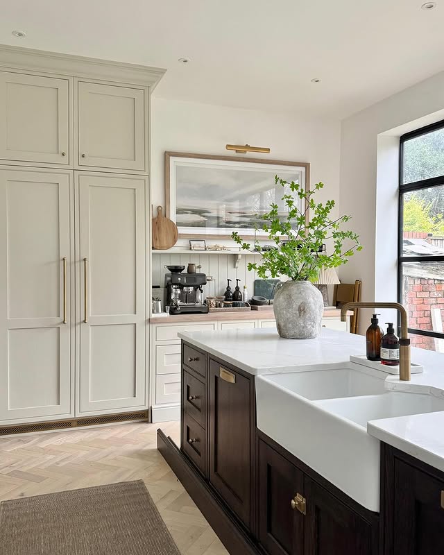 Example of modern kitchen decor trends featuring a kitchen in contemporary style in neutral tones
