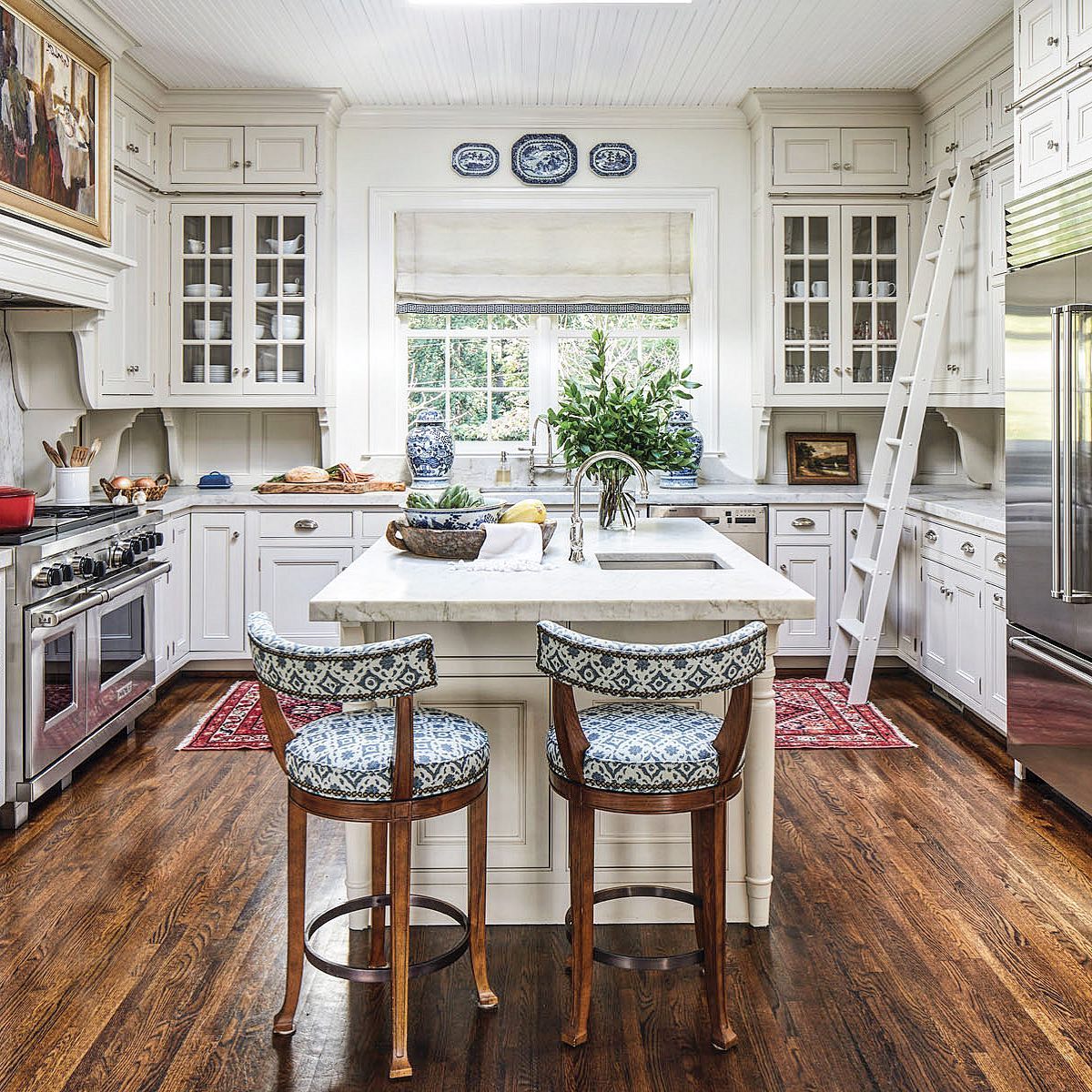 Example of modern kitchen decor trends featuring a kitchen in classic traditional style in white and blue tones